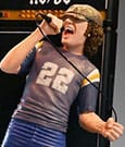AC/DC Rock Iconz Statue Brian Johnson 23 cm