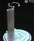 Legendari Actionfiguren-Ständer mit MetaTravelers Logo