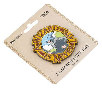 Herr der Ringe Magnet A Wizard Is Never Late (Enamel) 7 cm